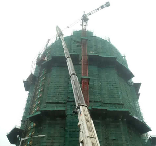 湘西吊车在工地上作业